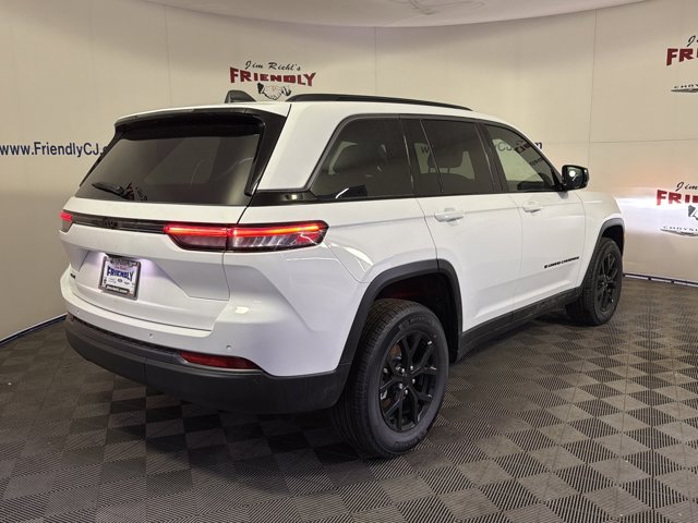 2026 Jeep Grand Cherokee Laredo Altitude